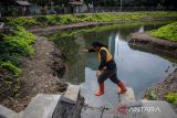 Petugas memeriksa bagian tepi Kolam Retensi Pusenkav di Bandung, Jawa Barat, Senin (23/5/2022). Pemerintah Kota Bandung bersama Pusat Kesenjataan Kavaleri TNI AD meresmikan Kolam Retensi yang dapat menampung 13 ribu meter kubik air guna mencegah banjir di sejumlah titik di Kota Bandung. ANTARA FOTO/Raisan Al Farisi/agr
