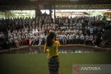 Wisatawan mengikuti pertunjukan angklung di Saung Angklung Udjo, Bandung, Jawa Barat, Senin (23/5/2022). Saung Angklung Udjo yang menjadi destinasi wisata prioritas di Kota Bandung kembali membuka kunjungan bagi wisatawan dengan kapasitas 100 persen seiring dengan pelonggaran dari pemerintah. ANTARA FOTO/Raisan Al Farisi/agr
