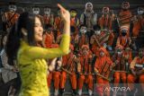 Wisatawan mengikuti pertunjukan angklung di Saung Angklung Udjo, Bandung, Jawa Barat, Senin (23/5/2022). Saung Angklung Udjo yang menjadi destinasi wisata prioritas di Kota Bandung kembali membuka kunjungan bagi wisatawan dengan kapasitas 100 persen seiring dengan pelonggaran dari pemerintah. ANTARA FOTO/Raisan Al Farisi/agr
