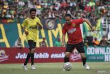 Wali Kota Surabaya Eri Cahyadi (kanan) yang tergabung dalam tim Pemkot Eksekutif mencoba melewati pemain Bonek Skuad Padang (kiri) saat pertandingan bertajuk 