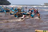 Nelayan Gunung Kidul diminta tak melaut karena gelombang tinggi