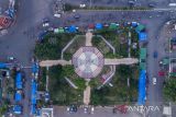 Foto udara suasana Alun-alun Karawang, Jawa Barat, Selasa (24/5/2022). Pemerintah Provinsi Jawa Barat memberikan bantuan senilai Rp17 miliar kepada Pemerintah Kabupaten Karawang untuk percepatan pembangunan dan penataan Alun-alun yang akan dimulai pada awal Juli dan ditargetkan rampung dalam waktu enam bulan. ANTARA FOTO/M Ibnu Chazar/agr
