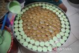 Pekerja menyelesaikan produksi kue apem di Cisanten Endah, Bandung, Jawa Barat, Selasa (24/5/2022). Pemerintah Provinsi Jawa Barat menargetkan 4.000 Usaha Mikro, Kecil, dan Menengah (UMKM) tergabung dalam Program UMKM Juara selama tahun 2022 melalui pendampingan, pelatihan, perizinan, penyediaan infrastruktur, fasilitasi pembiayaan, promosi, kemitraan dan standarisasi. ANTARA FOTO/Raisan Al Farisi/agr