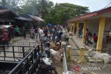 Pedagang memanfaatkan jalan pasar tradisional untuk memasarkan ternaknya saat penutupan  Pasar Hewan Sibreh, di Desa Sibreh, Kecamatan Sibreh, Kabupaten Aceh Besar, Aceh, Rabu (25/5/2022). Ratusan pedagang terpaksa membawa pulang kembali ternaknya karena pemerintah Kabupaten Aceh Besar di daerah itu menutup  pasar hewan guna mencegah peningkatan kasus Penyakit Muluk dan Kuku (PMK) pada ternak sapi yang saat ini  bertambahn mencapai438 ekor, 69 ekor sembuh dan tujuh ekor mati. ANTARA FOTO/Ampelsa