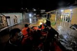 Tim SAR Gabungan menyusuri jalan yang terendam banjir saat mengevakuasi keluarga korban banjir di Jelutung, Jambi, Selasa (24/5/2022) malam. Ratusan rumah di sejumlah kecamatan terendam banjir hingga setinggi satu meter lebih, sementara belasan jiwa terpaksa dievakuasi ke tempat yang lebih aman setelah kota itu dilanda hujan lebat hingga tiga jam lebih. ANTARA FOTO/Wahdi Septiawan/nz.