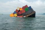 Tongkang angkut kontainer nyaris tenggelam di perairan Karimun