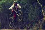 Ratusan peserta meramaikan balap sepeda downhill di Bukit Klangon