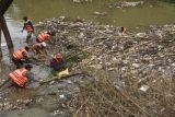 Sejumlah petugas Dinas Lingkungan Hidup membersihkan sampah bambu di Bendungan Koja, Jatiasih, Bekasi, Jawa Barat, Kamis (26/5/2022). Sampah bambu yang diperkirakan sebanyak 1.500 kubik tersebut menyumbat aliran sungai Cikeas sehingga rawan terjadinya banjir. ANTARA FOTO/Fakhri Hermansyah/YU
