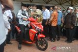 Gubernur Aceh, Nova Iriansyah (empat kanan) bersiap mengendarai sepeda motor listrik saat launching penyerahan untuk tugas operasional instansi pemerintah di Banda Aceh,Aceh  Jumat (27/5/2022). Pemerintah pada tahun 2030 menargetkan  sekitar 13 juta unit kendaraan listrik roda dua berbasis batrei yang ramah lingkungan sebagai bagian dari transisi energi untuk mewujudkan penggunaan energi yang lebih bersih, efisien dan mengurangi impor BBM. ANTARA FOTO/Ampelsa