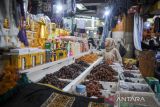 Pedagang merapikan kurma di pusat oleh-oleh haji dan umroh di Pasar Baru, Bandung, Jawa Barat, Jumat (27/5/2022). Pedagang di Pasar Baru menyatakan, omzet penjualan oleh-oleh haji dan umroh meningkat hingga 60 persen hingga 80 persen jelang pemberangkatan jamaah haji di Indonesia dibandingkan dengan tahun lalu yang terdampak pandemi COVID-19. ANTARA FOTO/Raisan Al Farisi/agr
