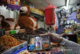 Pedagang menimbang kacang di pusat oleh-oleh haji dan umroh di Pasar Baru, Bandung, Jawa Barat, Jumat (27/5/2022). Pedagang di Pasar Baru menyatakan, omzet penjualan oleh-oleh haji dan umroh meningkat hingga 60 persen hingga 80 persen jelang pemberangkatan jamaah haji di Indonesia dibandingkan dengan tahun lalu yang terdampak pandemi COVID-19. ANTARA FOTO/Raisan Al Farisi/agr
