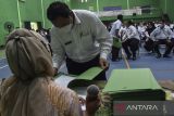 Tenaga pendidik menerima Surat Keputusan Pegawai Pemerintah dengan Perjanjian Kerja (PPPK) di GOR SMAN 1 Ciamis, Kabupaten Ciamis, Jawa Barat, Jumat (27/5/2022). Pemerintah Provinsi Jawa Barat menyerahkan surat perjanjian kontrak kerja dan Surat Keputusan kepada tenaga pendidik yang dinyatakan lulus sebagai ASN PPPK jabatan guru SMA, SMK, dan SLB formasi tahun 2021 tahap I sebanyak 5.767 guru. ANTARA FOTO/Adeng Bustomi/agr
