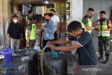 Satgas Pangan Polres Ciamis dan TNI meninjau ketersediaan minyak goreng di Pasar Tradisional, Kabupaten Ciamis, Jawa Barat, Jumat (27/5/2022). Sidak tersebut untuk memastikan ketersedian dan harga minyak goreng sesuai HET dan saat ini harga minyak goreng curah di pasar dan agen minyak goreng berkisar Rp14.000 hingga 15.200 per kilogram dengan kebutuhan minyak goreng di Ciamis mencapai 18.000 liter per hari. ANTARA FOTO/Adeng Bustomi/agr