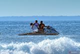 Peselancar Indonesia Rio Waida (kiri) menaiki jetski usai melakukan pertandingan di pantai Plengkung (G-Land) di TN Alas Purwo, Banyuwangi, Jawa Timur, Sabtu (28/5/2022). Pada hari pertama kompetisi selancar  World Surf League (WSL) 2022 G-Land sejumlah peselancar dari berbagai negara tampil dan peselancar Indonesia Rio Waida berhasil melaju ke babak 16 besar. Antara Jatim/Budi Candra Setya/zk