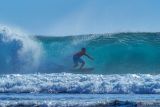 Peselancar asal Brazil Italo Ferreira beraksi menaklukkan ombak pantai Plengkung (G-Land) di TN Alas Purwo, Banyuwangi, Jawa Timur, Sabtu (28/5/2022). Pada hari pertama kompetisi selancar  World Surf League (WSL) 2022 G-Land sejumlah peselancar dari berbagai negara tampil dan peselancar Indonesia Rio Waida berhasil melaju ke babak 16 besar. Antara Jatim/Budi Candra Setya/zk