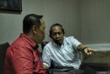 Sekretaris Diskominfo Jawa Timur  Edi Supaji (kiri) didampingi Direktur PT IMQ Multimedia Utama Darmadi (kanan) saat berkunjung di Graha Antara Jatim, Surabaya, Senin (30/5/2022). Kunjungan tersebut dalam rangka silaturrahmi serta membahas penjajakan kerjasama. Antara Jatim/ Rifai/zk