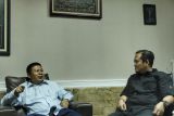 Anggota Komisi E DPRD Jatim Hadi Dediyansah (kiri) bersama Kepala Biro LKBN ANTARA Jawa Timur Rachmat Hidayat  (kanan) saat berkunjung di Graha Antara Jatim, Surabaya, Senin (30/5/2022). Kunjungan tersebut dalam rangka silaturrahmi serta membahas penjajakan kerjasama. Antara Jatim/ Rifai/zk