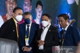 Menteri Pemuda dan Olahraga Zainudin Amali (kedua kanan) berbincang dengan Ketua Umum PSSI Mochamad Iriawan (kiri) didampingi Wakil Ketua Umum Iwan Budianto (kedua kiri) dan Sekretaris Jenderal Yunus Nusi (kanan) saat pembukaan Kongres Biasa PSSI 2022 di Bandung, Jawa Barat, Senin (30/5/2022). Kongres tersebut akan membahas dua agenda utama yaitu laporan aktivitas serta keuangan 2021 dan rencana program serta anggaran 2022. ANTARA FOTO/M Agung Rajasa/agr