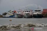 Sejumlah kapal cepat dan kapal roro berlabuh di pelabuhan penyeberangan Ulee Lheue, Banda Aceh, Aceh, Minggu (29/5/2022). Pihak Angkutan Sungai dan Penyeberangan (ASDP) di daerah itu menghentikan aktivitas penyeberangan, khusus untuk kapal cepat rute Banda Aceh tujuan Pulau Sabang  dan sebaliknya akibat cuaca buruk disertai angin kencang dengan kecepatan 40 hingga 55 knot/jam yang berpotensi terjadi gelombang setinggi tiga sampai  empat meter berlangsung hingga dua hari ke depan. ANTARA FOTO/Ampelsa.