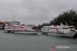 Sejumlah kapal cepat dan kapal roro berlabuh di pelabuhan penyeberangan Ulee Lheue, Banda Aceh, Aceh, Minggu (29/5/2022). Pihak Angkutan Sungai dan Penyeberangan (ASDP) di daerah itu menghentikan aktivitas penyeberangan, khusus untuk kapal cepat rute Banda Aceh tujuan Pulau Sabang  dan sebaliknya akibat cuaca buruk disertai angin kencang dengan kecepatan 40 hingga 55 knot/jam yang berpotensi terjadi gelombang setinggi tiga sampai  empat meter berlangsung hingga dua hari ke depan. ANTARA FOTO/Ampelsa.