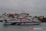 Sejumlah kapal cepat dan kapal roro berlabuh di pelabuhan penyeberangan Ulee Lheue, Banda Aceh, Aceh, Minggu (29/5/2022). Pihak Angkutan Sungai dan Penyeberangan (ASDP) di daerah itu menghentikan aktivitas penyeberangan, khusus untuk kapal cepat rute Banda Aceh tujuan Pulau Sabang  dan sebaliknya akibat cuaca buruk disertai angin kencang dengan kecepatan 40 hingga 55 knot/jam yang berpotensi terjadi gelombang setinggi tiga sampai  empat meter berlangsung hingga dua hari ke depan. ANTARA FOTO/Ampelsa.