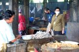 Petugas Kementerian Lingkungan Hidup dan Kehutanan RI dan Dinas Lingkungan Hidup dan Kebersihan Sidoarjo meninjau produksi dan menggoreng tahu yang menggunakan bahan bakar sampah plastik saat inspeksi mendadak di Tropodo, Krian, Sidoarjo, Jawa Timur, Senin (30/5/2022). Pabrik tahu di wilayah tersebut menggunakan sampah plastik dan spon karet sebagai bahan bakar karena harganya yang murah walau pun asap yang dihasilkan dari proses pembakaran itu dapat mencemari udara. Antara Jatim/Umarul Faruq/zk