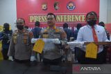 Kabid Humas Polda Aceh Kombes Pol Winardy (tengah) memperlihatkan barang bukti kasus penembakan berupa selongsong peluru, sepotong kayu beserta tersangka saat press conference di Banda Aceh, Aceh, Senin (30/5/2022). Polda Aceh menangkap lima pelaku diduga terlibat kasus penembakan dua warga meninggal di Aceh Besar pada  Kamis (12/5/2022) dan seorang eksekutor masih buronan serta mengamankan barang bukti tiga selongsong peluru kaliber 5,56 milimeter, sepotong kayu, sebo dan sepeda motor. ANTARA FOTO/Ampelsa.