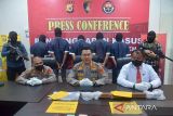 Kabid Humas Polda Aceh Kombes Pol Winardy (tengah) memperlihatkan barang bukti kasus penembakan berupa selongsong peluru, sepotong kayu beserta tersangka saat press conference di Banda Aceh, Aceh, Senin (30/5/2022). Polda Aceh menangkap lima pelaku diduga terlibat kasus penembakan dua warga meninggal di Aceh Besar pada  Kamis (12/5/2022) dan seorang eksekutor masih buronan serta mengamankan barang bukti tiga selongsong peluru kaliber 5,56 milimeter, sepotong kayu, sebo dan sepeda motor. ANTARA FOTO/Ampelsa.