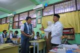 Wakil Gubernur Jawa Barat Uu Ruzhanul Ulum (kanan) berbincang dengan siswa saat meninjau kegiatan belajar mengajar di SMAN 1 Sindang, Indramayu, Jawa Barat, Senin (30/5/2022). Wagub Uu Ruzhanul Ulum meninjau pelaksanaan PTM 100 persen di Indramayu dan memberikan pengarahan kepada kepala sekolah SMA/SMK di Indramayu terkait penerapan protokol kesehatan untuk pencegahan COVID-19. ANTARA FOTO/Dedhez Anggara/agr
