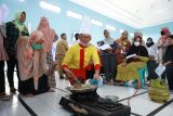 Pelatihan membuat olahan ikan - Juru masak menjelaskan membuat olahan ikan dalam pelatihan di Kelurahan Burengan, Kota Kediri, Jawa Timur, Selasa (24/5/2022). Dinas Ketahanan Pangan dan Pertanian menggandeng Dinas Perikanan dan Kelautan Provinsi Jawa Timur menyelenggarakan kegiatan pengembangan produk bernilai tambah konsumsi atau nonkonsumsi untuk meningkatkan pendapatan keluarga. ANTARA Jatim/ HO-Asmaul/Kominfo Kota Kediri