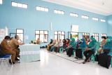 Pelatihan membuat olahan ikan - Juru masak menjelaskan membuat olahan ikan dalam pelatihan di Kelurahan Burengan, Kota Kediri, Jawa Timur, Selasa (24/5/2022). Dinas Ketahanan Pangan dan Pertanian menggandeng Dinas Perikanan dan Kelautan Provinsi Jawa Timur menyelenggarakan kegiatan pengembangan produk bernilai tambah konsumsi atau nonkonsumsi untuk meningkatkan pendapatan keluarga. ANTARA Jatim/ HO-Asmaul/Kominfo Kota Kediri