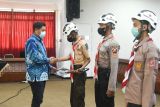 Lepas kontingen aksi Pramuka Peduli Semeru Tahap III - Wali Kota Kediri Abdullah Abu Bakar saat melepas kontingen aksi Pramuka Peduli Semeru Tahap III di Balai Kota Kediri, Jawa Timur, Rabu (18/5/2022). Sebanyak 32 personel diberangkatkan ke Kabupaten Lumajang membantu membangun hunian sementara dan hunian tetap bagi korban erupsi Gunung Semeru. ANTARA Jatim/ HO-Asmaul/Kominfo Kota Kediri