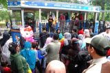 Sejumlah warga antre naik bus wisata Uncal di depan Balaikota Bogor, Jawa Barat, Minggu (29/5/2022). Pemerintah Kota Bogor kembali mengoperasikan layanan bus wisata Uncal secara gratis kepada masyarakat luas setiap akhir pekan pasca melandainya pandemi COVID-19. ANTARA FOTO/Arif Firmansyah/nz.
