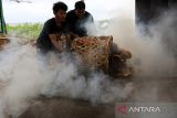 Pekerja membakar tempurung kelapa untuk pembuatan arang di Desa Deah Raya, Syiah Kuala, Banda Aceh, Aceh, Sabtu (28/5/2022). Limbah tempurung kelapa yang dikumpulkan dari beberapa kabupaten/kota seperti Kabupaten Pidie, Aceh Besar, Aceh Jaya, Sabang, dan Kota Banda Aceh tersebut dimanfaatkan untuk pembuatan arang yang dijual dengan harga Rp5.000 sampai Rp7.850 per kilogram melalui agen penampung di Sumatera Utara. ANTARA/Syifa Yulinnas