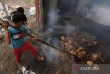 Pekerja membakar tempurung kelapa untuk pembuatan arang di Desa Deah Raya, Syiah Kuala, Banda Aceh, Aceh, Sabtu (28/5/2022). Limbah tempurung kelapa yang dikumpulkan dari beberapa kabupaten/kota seperti Kabupaten Pidie, Aceh Besar, Aceh Jaya, Sabang, dan Kota Banda Aceh tersebut dimanfaatkan untuk pembuatan arang yang dijual dengan harga Rp5.000 sampai Rp7.850 per kilogram melalui agen penampung di Sumatera Utara. ANTARA/Syifa Yulinnas