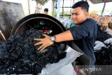 Pekerja membakar tempurung kelapa untuk pembuatan arang di Desa Deah Raya, Syiah Kuala, Banda Aceh, Aceh, Sabtu (28/5/2022). Limbah tempurung kelapa yang dikumpulkan dari beberapa kabupaten/kota seperti Kabupaten Pidie, Aceh Besar, Aceh Jaya, Sabang, dan Kota Banda Aceh tersebut dimanfaatkan untuk pembuatan arang yang dijual dengan harga Rp5.000 sampai Rp7.850 per kilogram melalui agen penampung di Sumatera Utara. ANTARA/Syifa Yulinnas