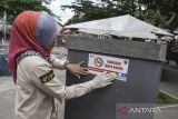 Seorang pegawai dinas kesehatan menempelkan stiker peringatan saat aksi hari tanpa tembakau sedunia di Taman Kota Tasikmalaya, Jawa Barat, Selasa (31/5/2022). Aksi yang melibatkan mahasiswa, SBH, kader Posyandu, dan Komunitas No Tobacco Community (NOTC) bertujuan memberikan pemahaman dan meningkatkan kesadaran kepada masyarakat akan bahaya rokok bagi kesehatan dan lingkungan. ANTARA FOTO/Adeng Bustomi/agr