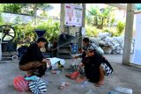 Pekerja memilah sampah di Tempat Pengolahan Sampah Reduce, Reuse, Recycle (TPS 3R) Bhakti Pertiwi, Desa Bresela, Gianyar, Bali, Selasa (31/5/2022). TPS 3R yang memanfaatkan kembali sampah dari warga desa setempat untuk diolah menjadi pupuk kompos dan memilah sampah plastik untuk didaur ulang tersebut dibangun guna mengatasi permasalahan sampah di Pulau Dewata. ANTARA FOTO/Fikri Yusuf/nym.