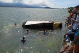 Tak mampu kendalikan mobil boks di tikungan, akhirnya nyemplung ke laut di Kota Bima