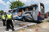 Sejumlah personel polisi melakukan identifikasi di lokasi kecelakaan tunggal Bus Sugeng Rahayu yang terguling di Balerejo, Kabupaten Madiun, Jawa Timur, Selasa (31/5/2022). Penyebab kecelakaan yang mengakibatkan 20 penumpang mengalami luka itu masih dalam penyelidikan pihak kepolisian. Antara Jatim/Siswowidodo