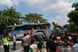 Sejumlah personel polisi melakukan identifikasi di lokasi kecelakaan tunggal Bus Sugeng Rahayu yang terguling di Balerejo, Kabupaten Madiun, Jawa Timur, Selasa (31/5/2022). Penyebab kecelakaan yang mengakibatkan 20 penumpang mengalami luka itu masih dalam penyelidikan pihak kepolisian. Antara Jatim/Siswowidodo/zk