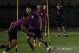 Pelatih Tim Nasional Indonesia Shin Tae-yong (kanan) memimpin latihan di Stadion Si Jalak Harupat, Kabupaten Bandung, Jawa Barat, Selasa (31/5/2022). Tim Nasional Indonesia melaksanakan latihan sekaligus uji coba lapangan sebagai persiapan melawan Bangladesh pada laga persahabatan FIFA, Rabu (1/6). ANTARA FOTO/Novrian Arbi/agr