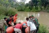 Basarnas Kendari mencari korban diterkam buaya di Kolaka Timur