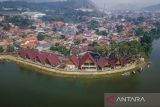 Foto udara proses revitalisasi Situ Ciburuy di Padalarang, Kabupaten Bandung Barat, Jawa Barat, Rabu (1/6/2022). Pemerintah Provinsi Jawa Barat melakukan revitalisasi sejumlah titik di Situ Ciburuy yang ditargetkan akan rampung pada pertengahan tahun 2022 guna memberikan kenyamanan serta mendongkrak kunjungan wisatawan di Jawa Barat, ANTARA FOTO/Raisan Al Farisi/agr
