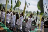 Penari membawa bambu yang berisi air dari sejumlah mata air saat upacara tradisi ngalokat cai di Situ Ciburuy, Padalarang, Kabupaten Bandung Barat, Jawa Barat, Rabu (1/6/2022). Tradisi ngalokat cai yang digelar bertepatan dengan Hari Lahir Pancasila tersebut sebagai bentuk rasa syukur atas keberadaan air yang melimpah serta mengkampanyekan kepada masyarakat untuk menjaga kelestarian air. ANTARA FOTO/Raisan Al Farisi/agr