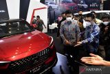 Wakil Gubernur Jawa Timur, Emil Elestianto Dardak (kiri) dan Marketing and After Sales Service Director Honda Surabaya Center, Wendy Miharja (kanan) saling berbincang ketika mengamati  All New Honda HRV RS with Honda SENSING yang ada di Booth Honda pada pameran IIMS Surabaya 2022. Rabu (1/6/2022). Indonesia International Motor Show (IIMS) Surabaya 2022  berlangsung mulai 1-5 Juni 2022 di Grand City Convention and Exhibition. ANTARA Jatim/Zabur Karuru