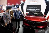 Wakil Gubernur Jawa Timur, Emil Elestianto Dardak (kiri) dan Marketing and After Sales Service Director Honda Surabaya Center, Wendy Miharja (kanan) saling berbincang ketika mengamati  All New Honda HRV RS with Honda SENSING yang ada di Booth Honda pada pameran IIMS Surabaya 2022. Rabu (1/6/2022). Indonesia International Motor Show (IIMS) Surabaya 2022  berlangsung mulai 1-5 Juni 2022 di Grand City Convention and Exhibition. ANTARA Jatim/Zabur Karuru