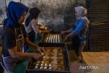 Pekerja memproduksi roti di Kampung Gunung Sari, Kabupaten Ciamis, Jawa Barat, Kamis (2/6/2022). Perajin roti terpaksa tidak menggunakan bahan baku telur karena harga telur yang mencapai Rp28.500 dari sebelumnya Rp24.000 per kilogram dan beralih menggunakan mentega berkualitas. ANTARA FOTO/Adeng Bustomi/agr
