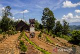 Pengunjung berfoto di Pesanggrahan Belanda ekowisata Taman hutan Raya (Tahura) Mandiangin di kawasan Geopark Meratus, Kabupaten Banjar, Kalimantan Selatan, Kamis (2/6/2022). Ekowisata yang dikelola Pemerintah Provinsi Kalimantan Selatan tersebut merupakan destinasi wisata unggulan yang memiliki sembilan spot destinasi bisa dinikmati dalam satu wilayah yang termasuk dalam kawasan Geopark Meratus Mandiangin Geosite yang telah dirancang untuk menjadi Geopark UNESCO. Foto Antaranews Kalsel/Bayu Pratama S.