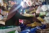 Harga minyak goreng curah di pasar Palembang  masih di atas HET